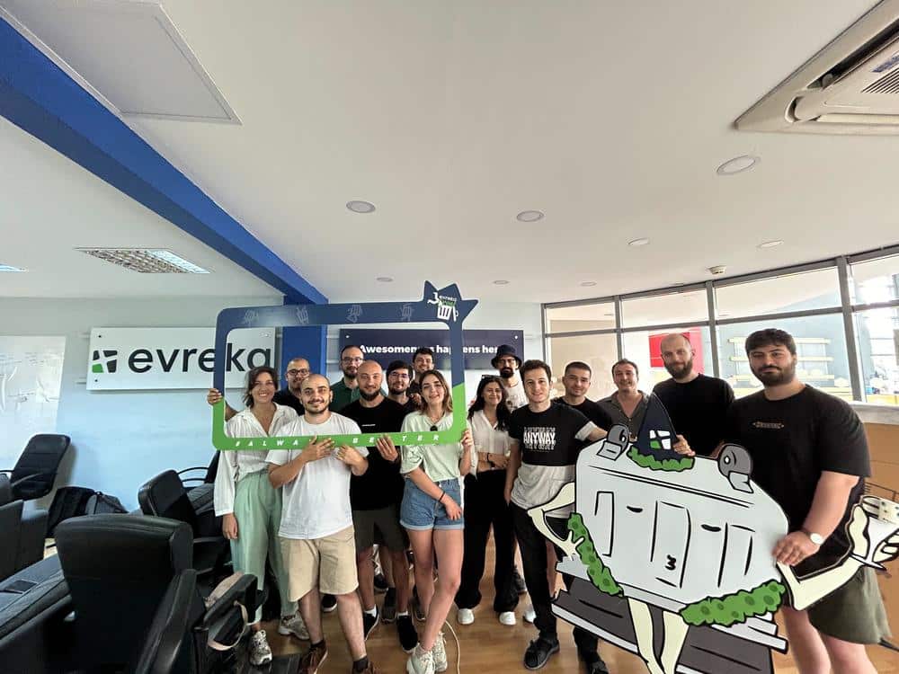 De Evreka-crew met het AlwaysBetter-frame en het logokostuum