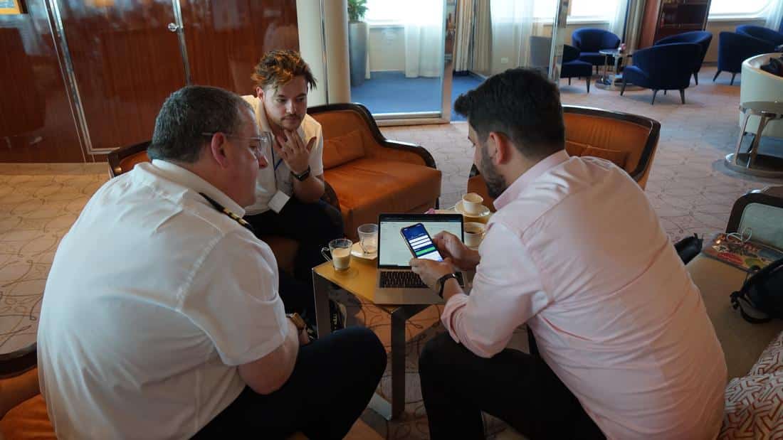 Team dat samenwerkt op een schip