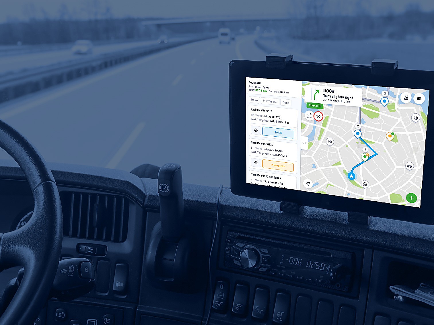Tablet in de cabine met turn-by-turn navigatie en een takenlijst voor een inzamelroute