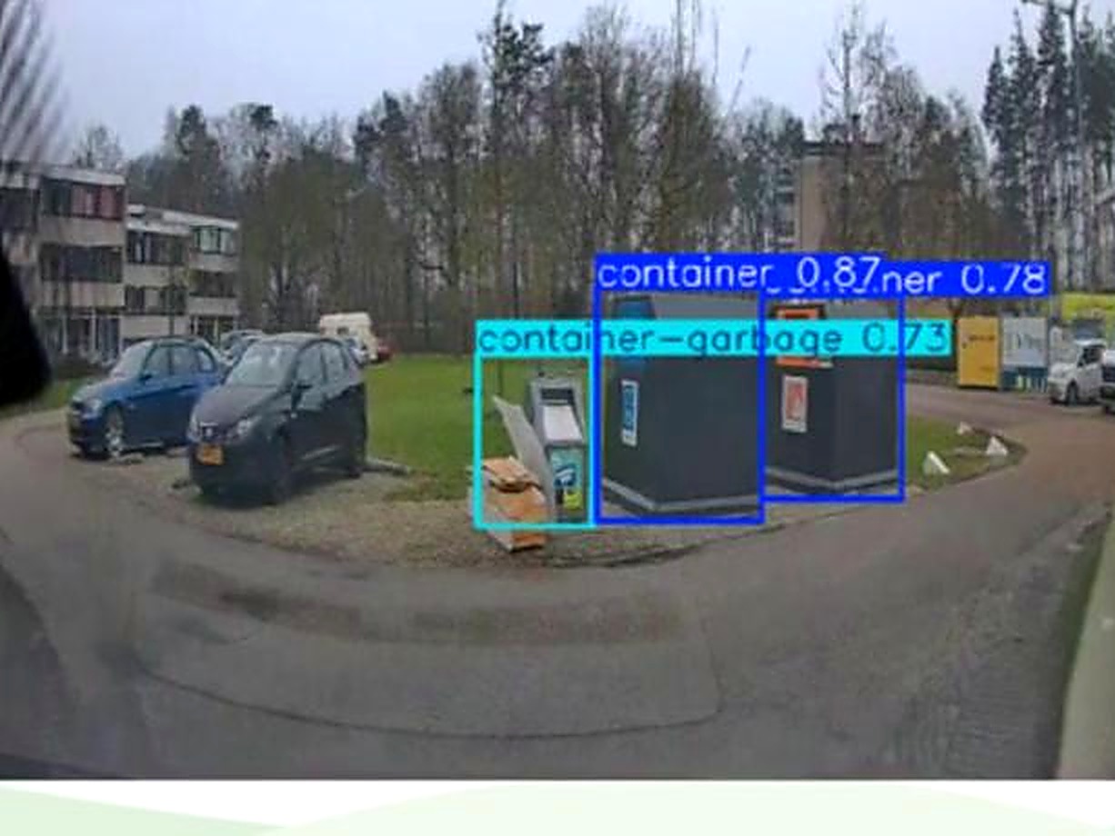 Evreka AI-camera detecteert een container en gedumpt afval ernaast, met live detectiekaders en betrouwbaarheidsscores