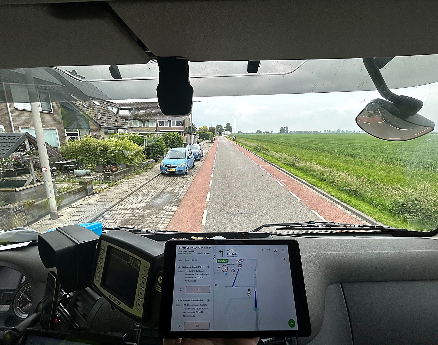 Chauffeursweergave van een inzamelroute met een takenlijst van servicepunten op een tablet in de cabine