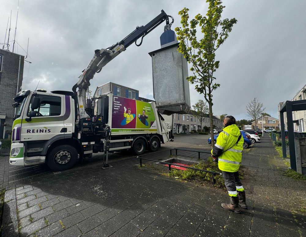 Reinis collection truck servicing an underground container