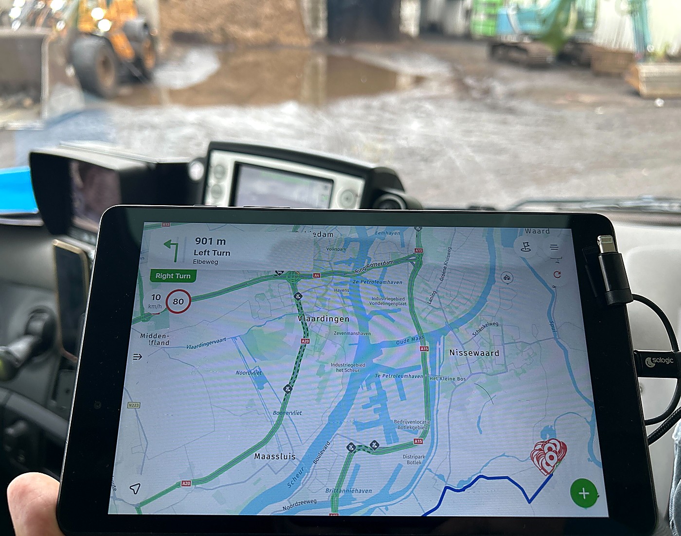 Turn-by-turn routeoptimalisatie op een tablet in de cabine bij een inzamellocatie
